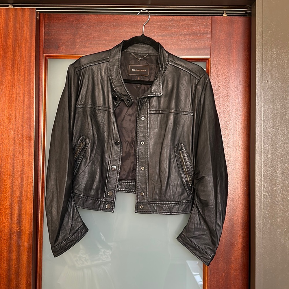 Short leather jacket in great condition. It doesn’t fit me anymore bc I’M FAT!